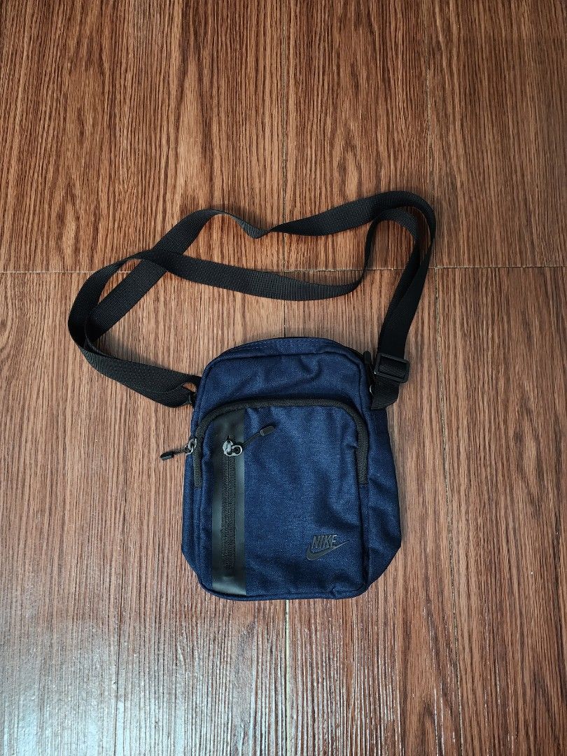 Nike tech on sale small items bag