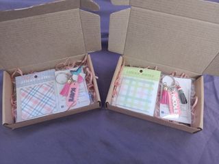 Personalized keychain gift box with sticky notes