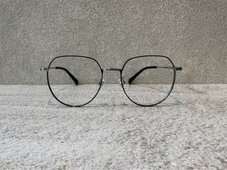 Silver x Black round titanium eyewear