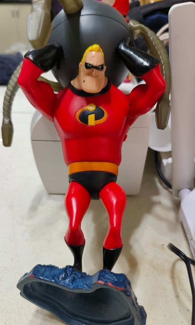 disney-the-incredibles-mr-incredible-holds-spinning-robot-spider-disney