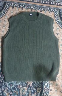 UNIQLO KNITTED VEST