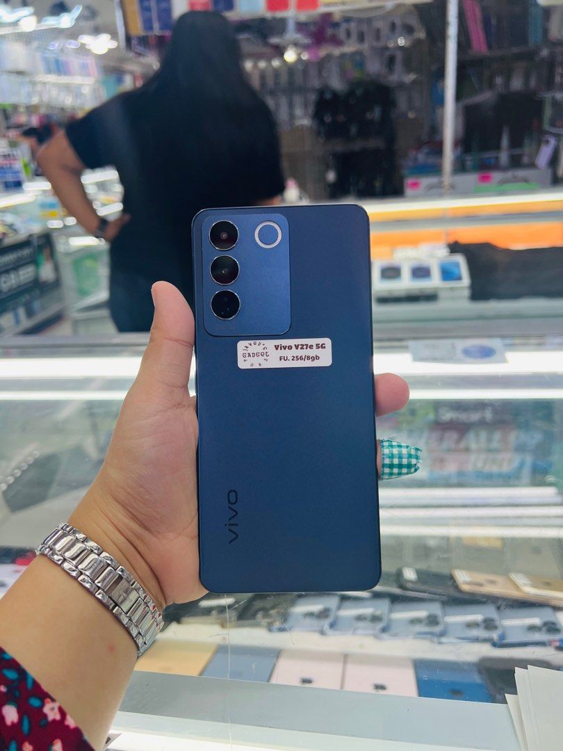 Vivo V27e (Category: Vivo) located in San Juan City. Submitted by javedsgadgetshop (Listing ID 1264405784, Image 1). Description: OPEN FOR INSTALLMENT VIA CREDIT CARD/GGIVES & SWAP/TRADE-IN! WE BUY AND SELL ( ANYKINDS OF UNIT BINIBILI PO NAMIN)! PTPA : Padelete po f bawal Read ❗️Onhand ‼️ Vivo V27e •256gb •NTC Variant •Good batt health •Factory Unlock •95% Smoothness •No hidden issue | No Repaired •100% Authentic | Not Refurbished •w/ Box Charger