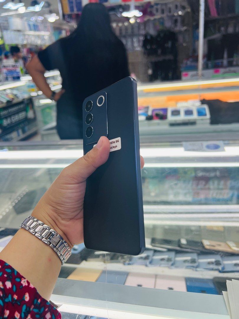 Vivo V27e (Category: Vivo) located in San Juan City. Submitted by javedsgadgetshop (Listing ID 1264405784, Image 2). Description: OPEN FOR INSTALLMENT VIA CREDIT CARD/GGIVES & SWAP/TRADE-IN! WE BUY AND SELL ( ANYKINDS OF UNIT BINIBILI PO NAMIN)! PTPA : Padelete po f bawal Read ❗️Onhand ‼️ Vivo V27e •256gb •NTC Variant •Good batt health •Factory Unlock •95% Smoothness •No hidden issue | No Repaired •100% Authentic | Not Refurbished •w/ Box Charger