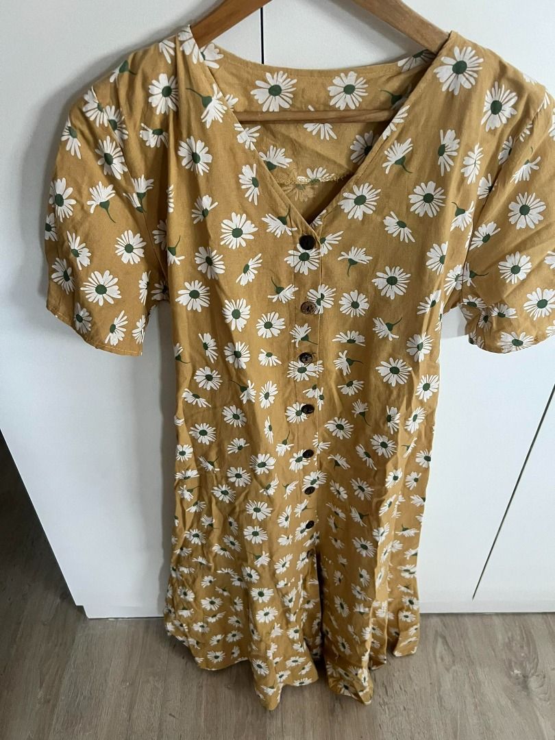 Yellow Sunflower Maxi Dress (Category: Dresses) located in Manila. Submitted by destashingmystuff (Listing ID 1264269513, Image 2). Description: .