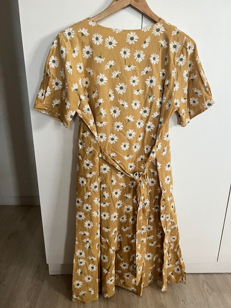 Yellow Sunflower Maxi Dress (Category: Dresses) located in Manila. Submitted by destashingmystuff (Listing ID 1264269513, Image 3). Description: .