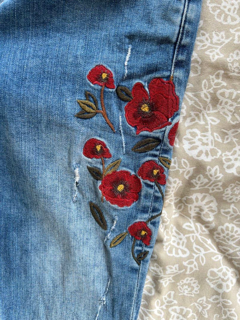 Zara Denim Jeans Floral Patchwork (Category: Jeans) located in Pasig City. Submitted by choomchoom (Listing ID 1264316099, Image 3). Description: rfs: wrong size no returns/refunds for purchased items .