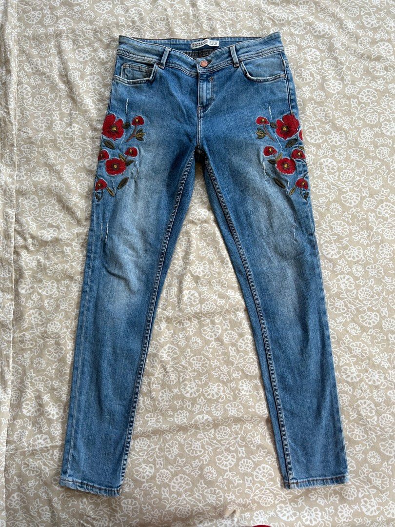Zara Denim Jeans Floral Patchwork (Category: Jeans) located in Pasig City. Submitted by choomchoom (Listing ID 1264316099, Image 1). Description: rfs: wrong size no returns/refunds for purchased items .