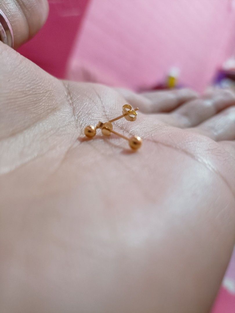 3mm Stud Ball Earrings 18k Saudi Gold (Category: Earrings) located in Caloocan City. Submitted by missj2 (Listing ID 1264540381, Image 2). Description: 18k Saudi Gold Earrings Pawnable est. .3-.4 Loc: South Caloocan.