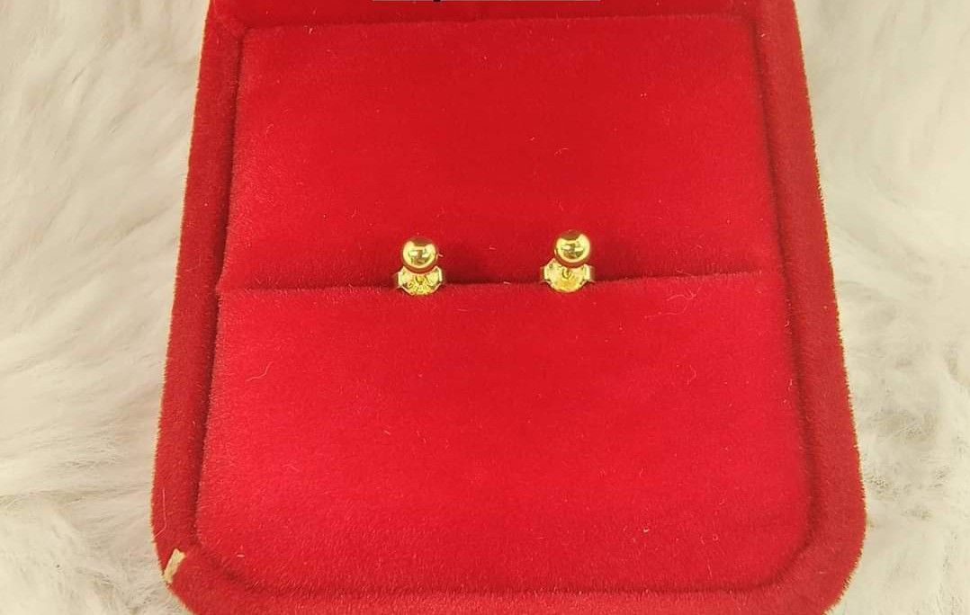 3mm Stud Ball Earrings 18k Saudi Gold (Category: Earrings) located in Caloocan City. Submitted by missj2 (Listing ID 1264540381, Image 1). Description: 18k Saudi Gold Earrings Pawnable est. .3-.4 Loc: South Caloocan.