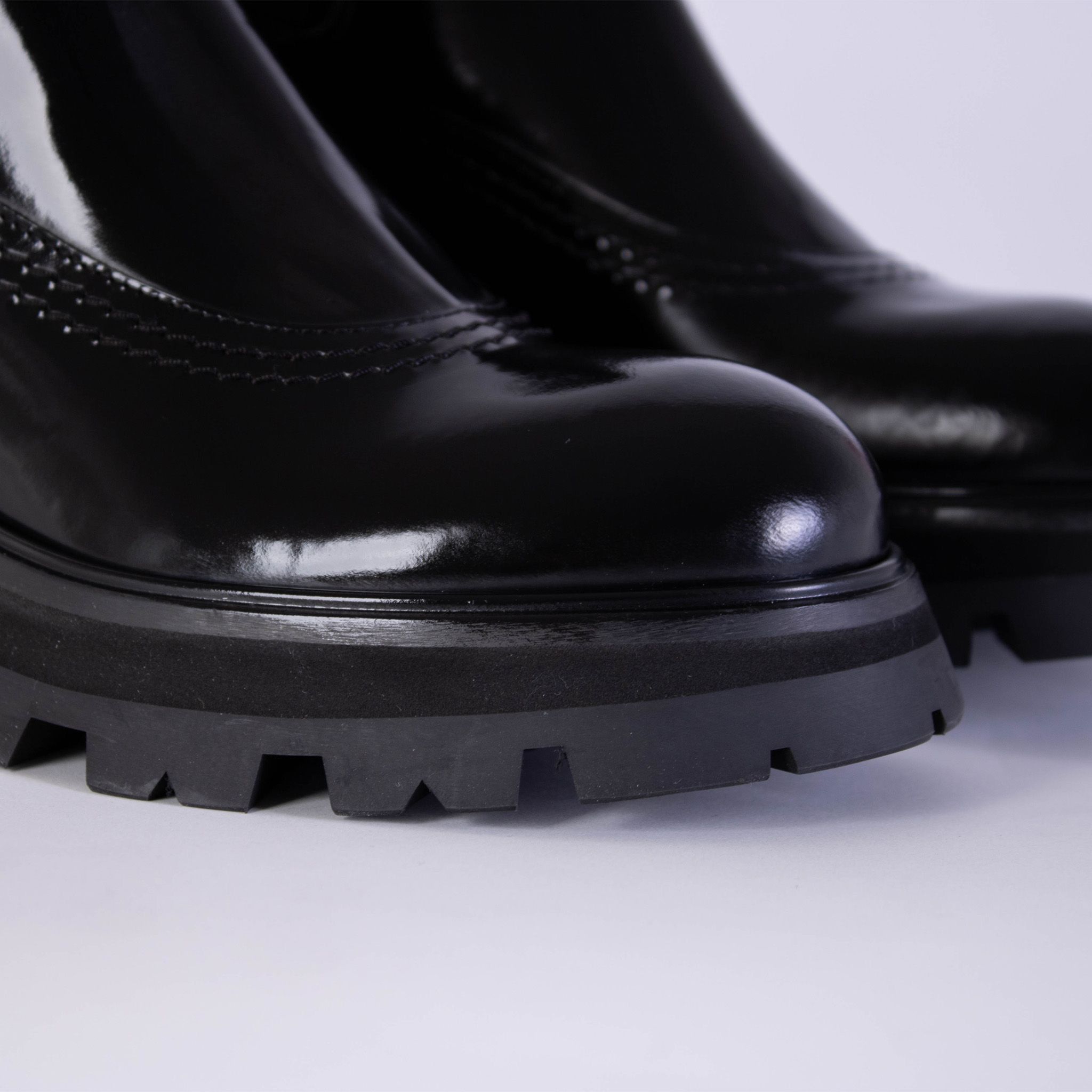 ALEXANDER MCQUEEN Wander Chelsea Boot in Black 393.33 x 3