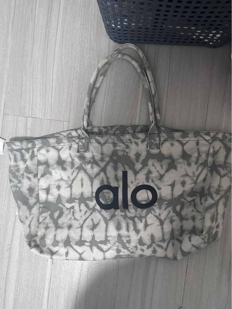 Alo Yoga Tote Bag, Women's Fashion, Bags & Wallets, Tote Bags on Carousell