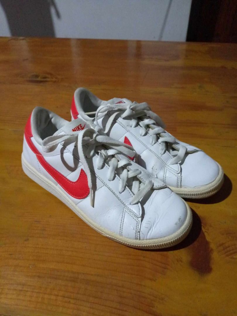 Nike white on sale shoes red swoosh