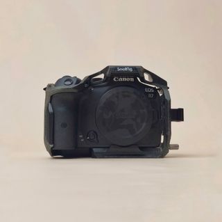 Canon EOS R7 + Cage + Drop in Filter Adapter + Skin