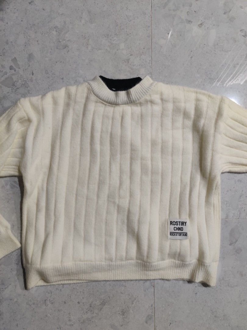 Chic Pullover (Category: Coats, Jackets and Outerwear) located in Singapore. Submitted by ninjagal (Listing ID 1264452202, Image 1). Description: Has a wool-like exterior but the inside is lined with fleece-like material - soft, comfortable and keeps warm!.
