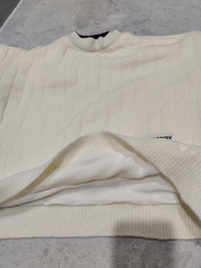 Chic Pullover (Category: Coats, Jackets and Outerwear) located in Singapore. Submitted by ninjagal (Listing ID 1264452202, Image 3). Description: Has a wool-like exterior but the inside is lined with fleece-like material - soft, comfortable and keeps warm!.