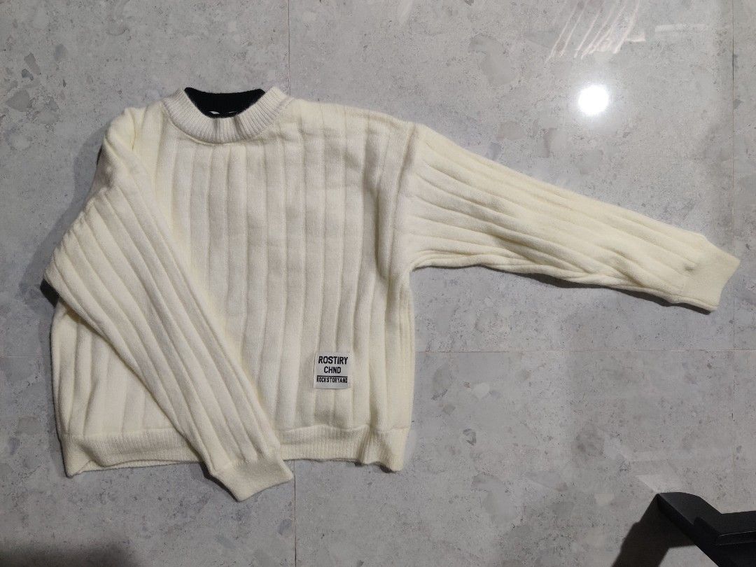 Chic Pullover (Category: Coats, Jackets and Outerwear) located in Singapore. Submitted by ninjagal (Listing ID 1264452202, Image 2). Description: Has a wool-like exterior but the inside is lined with fleece-like material - soft, comfortable and keeps warm!.