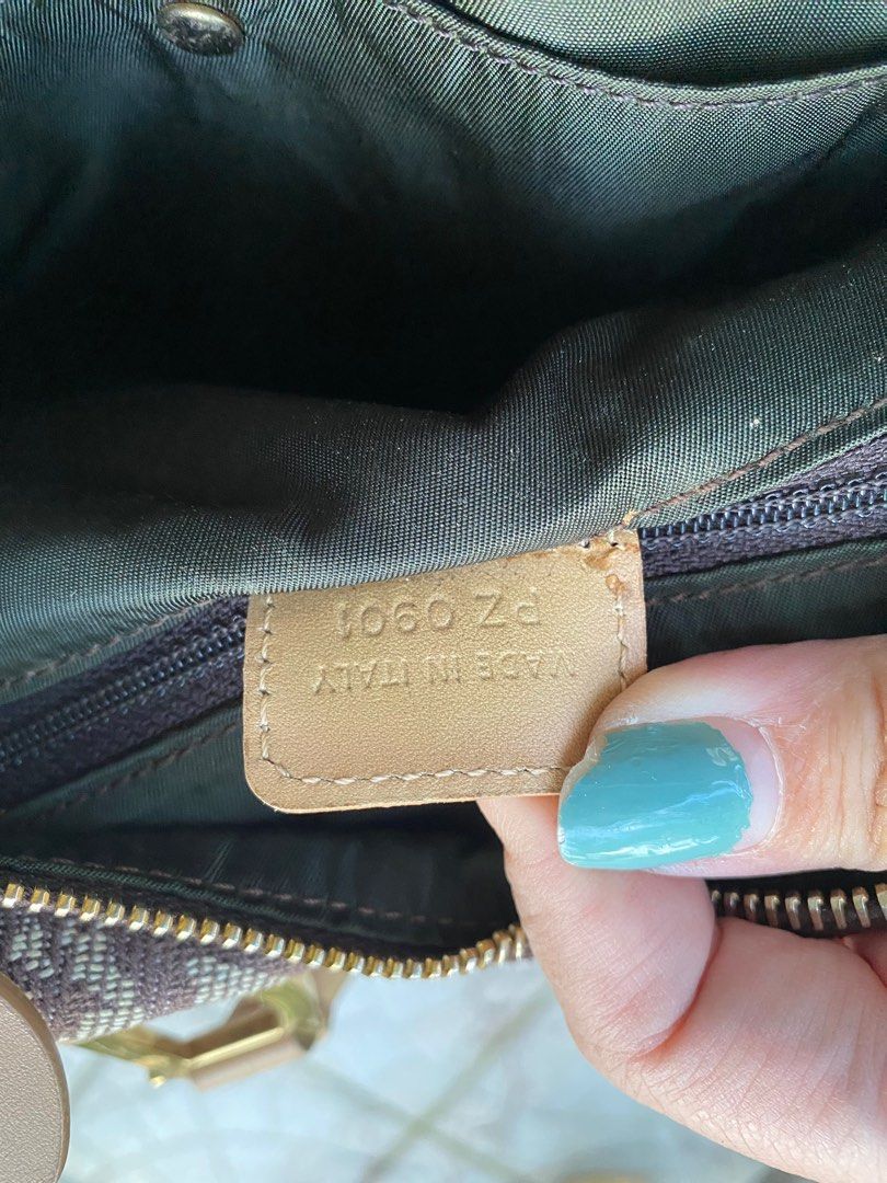 Christian Dior monogram speedy 25 bag (Category: Luxury Bags & Wallets) located in Butuan. Submitted by natalday (Listing ID 1264530440, Image 3). Description: authentic with lock & keys 25cm .