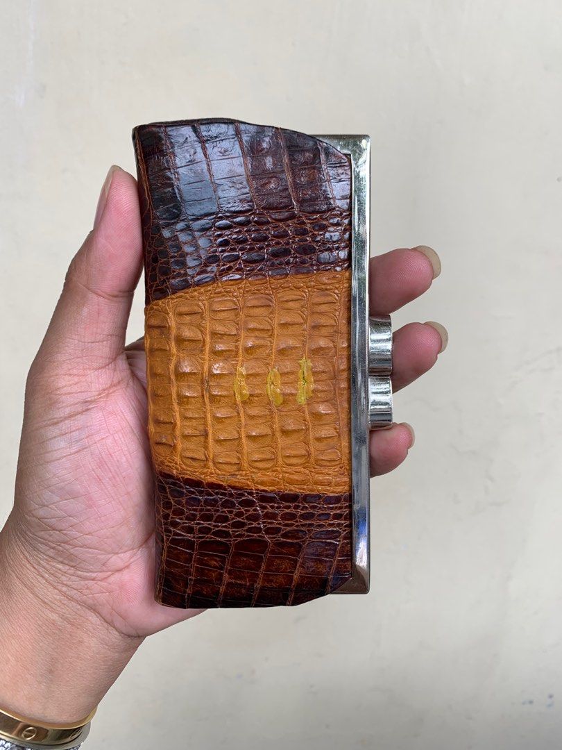 CROCODILE Leather kiss lock Wallet (Category: Luxury Bags & Wallets) located in Quezon City. Submitted by WIMC2ndaccount (Listing ID 1264475687, Image 3). Description: ☑️ITEM IN JAPAN ☑️Branded ☑️100 % ORIGINAL ☑️14 X 7 CM ☑️good condition ☑️manage your EXPECTATIONS this is second hand / vintage bag HINDI po BRANDNEW Binibili mo 🔴suede inside the wallet is in good condition 🔴BAWAL NA BAWAL SA MAARTE.. 🔴NO RETURN. NO EXCHANGE 🔴Please ask all n
