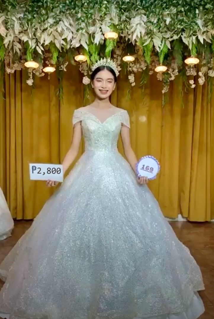 Elegant Wedding Gown glittery (Category: Evening dresses & gowns) located in Bacoor. Submitted by xazshx (Listing ID 1264615292, Image 1). Description: Elegant Wedding Gown glittery - Negotiable 😇 Small to Medium (25 to 27 waist size) Ang ganda nito, glittery and off shoulder na rin. super nice nya sa personal. 🥰 Need washed lang. RFS: Will sell na lang, hindi po kasya. 😅.
