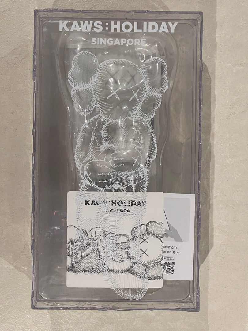 KAWS : HOLIDAY SINGAPORE (GREY), 興趣及遊戲, 玩具& 遊戲類- Carousell