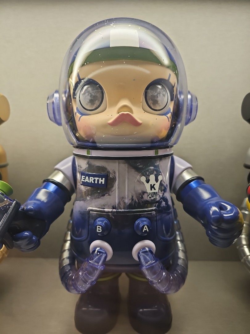 MEGA SPACE MOLLY PLANET SERIES. ULTRA-LIMITED EDITION EARTH