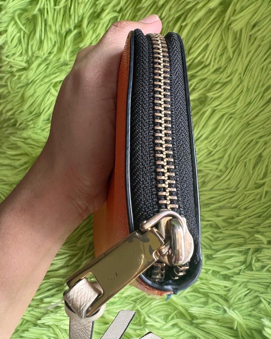 Original Marc jacobs long zip wallet (Category: Luxury Bags & Wallets) located in Calamba. Submitted by terrible22 (Listing ID 1264476558, Image 3). Description: ✨💯Original Mj long zip wallet ✨Comes as is ✨No major issue ✨Mura na lang balik puhunan akin dapat kasi yan kaso di ko magamit.😅 ✨No rubs sa sides na normal na sakit ng mga wallet may konting tarnish sa hardware paki look na lang po sa video at photos ne.😉 ✨2,850php‼️(good deal na yan)