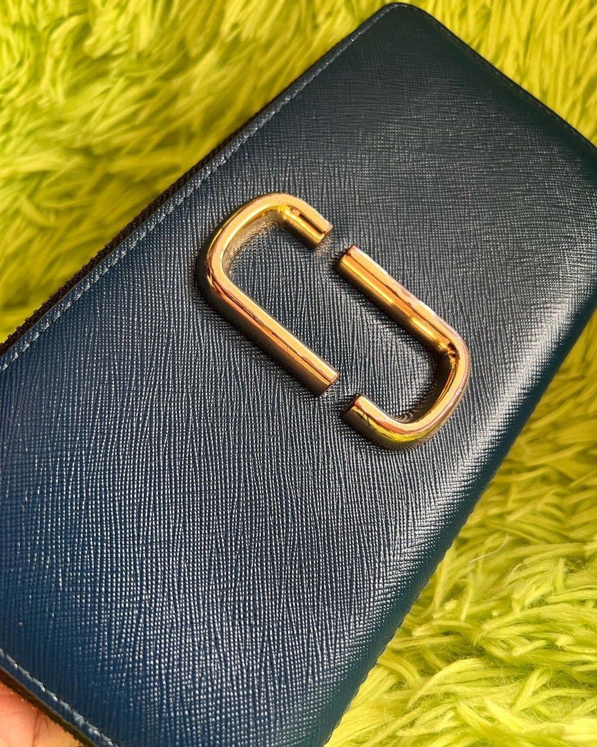Original Marc jacobs long zip wallet (Category: Luxury Bags & Wallets) located in Calamba. Submitted by terrible22 (Listing ID 1264476558, Image 2). Description: ✨💯Original Mj long zip wallet ✨Comes as is ✨No major issue ✨Mura na lang balik puhunan akin dapat kasi yan kaso di ko magamit.😅 ✨No rubs sa sides na normal na sakit ng mga wallet may konting tarnish sa hardware paki look na lang po sa video at photos ne.😉 ✨2,850php‼️(good deal na yan)