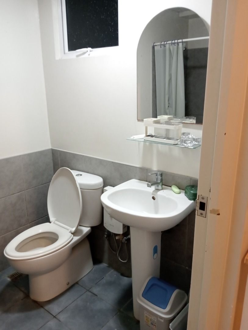 Studio Unit FOR LEASE at The Columns Legazpi Village Makati For Rent