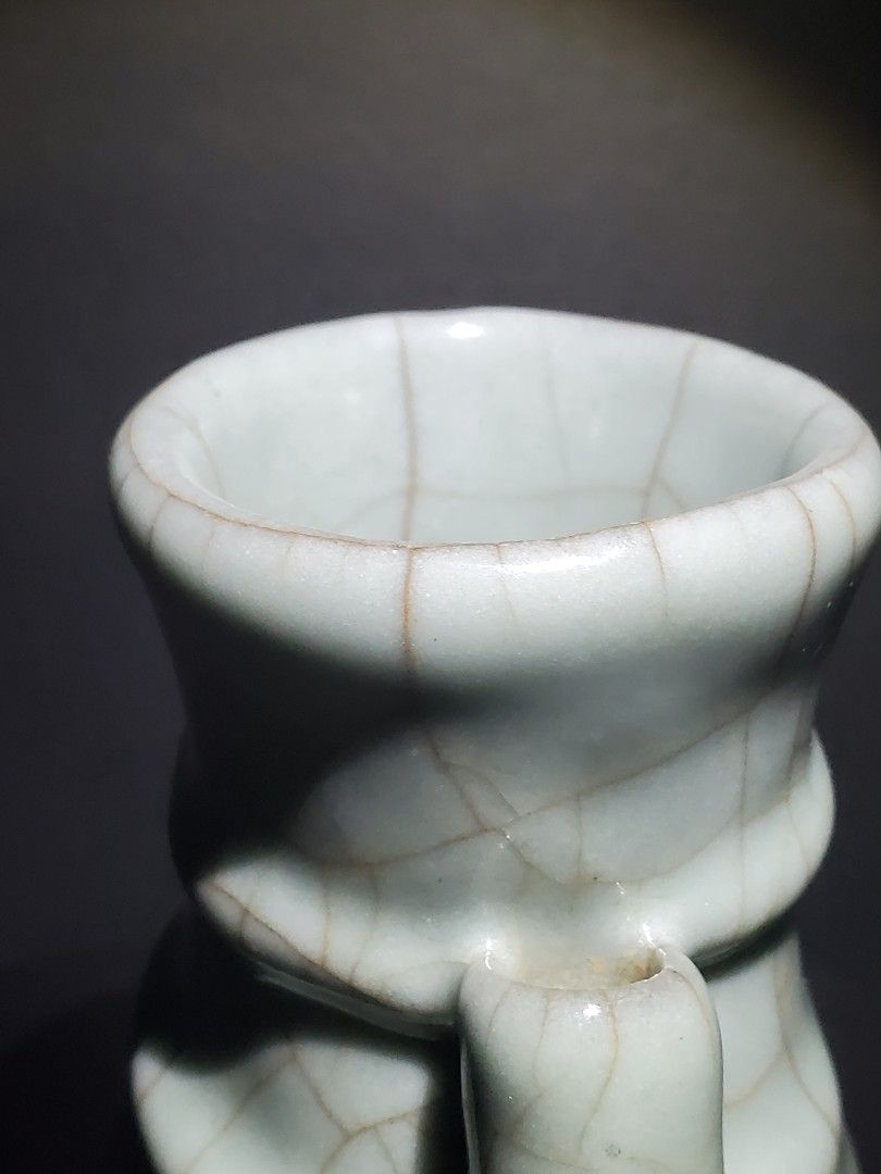 古董瓷器收藏：南宋官窯粉青釉贯耳瓶（宋元時期官窯系）收藏品級別