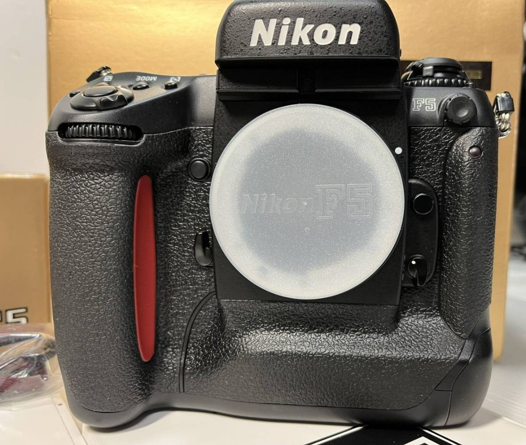 未使用品NIKON 機身F5 + 觀景窗DA30 + 燈SB26 + 資料背MF27 + 其他帶