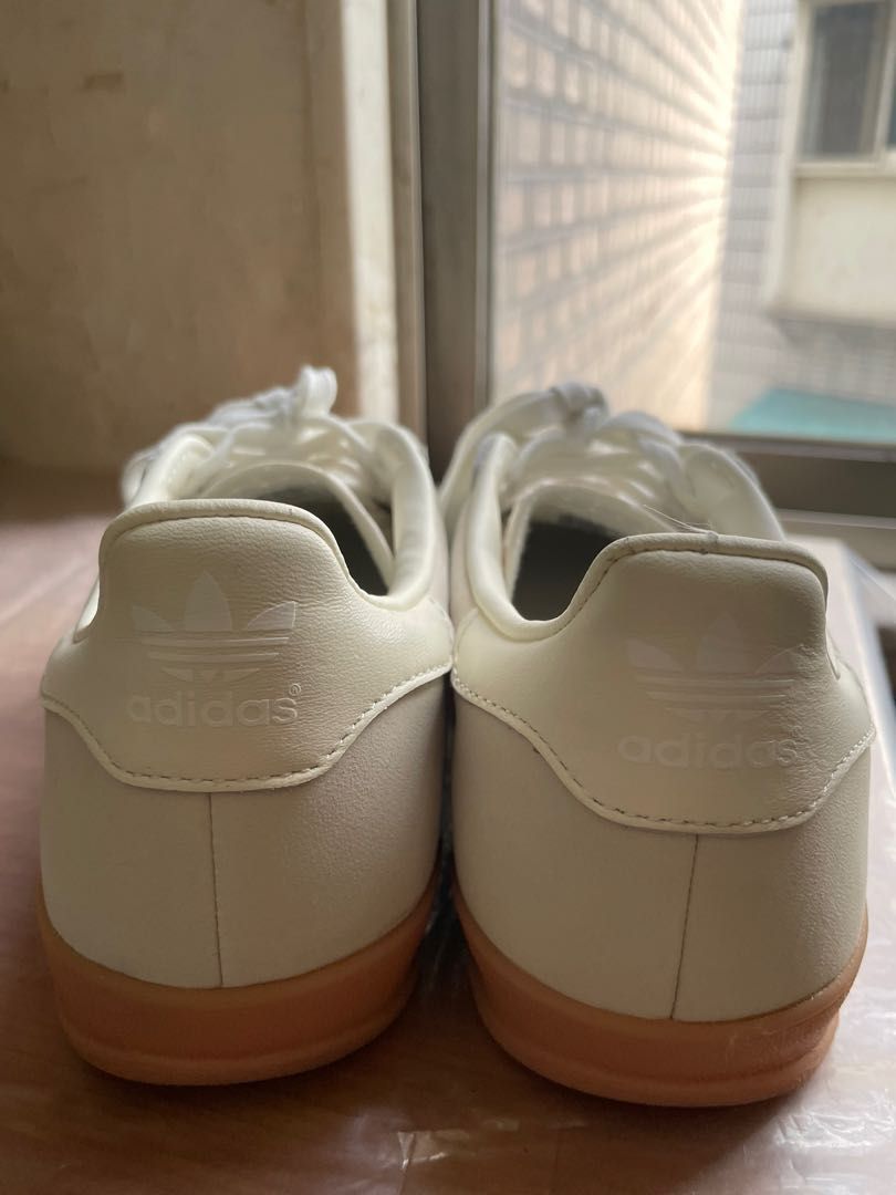 Adidas gazelle indoor 米白綠線焦糖底, 她的時尚, 鞋, 平底鞋在旋轉拍賣