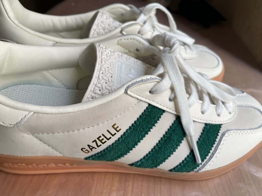 Adidas gazelle indoor 米白綠線焦糖底, 她的時尚, 鞋, 平底鞋在旋轉拍賣