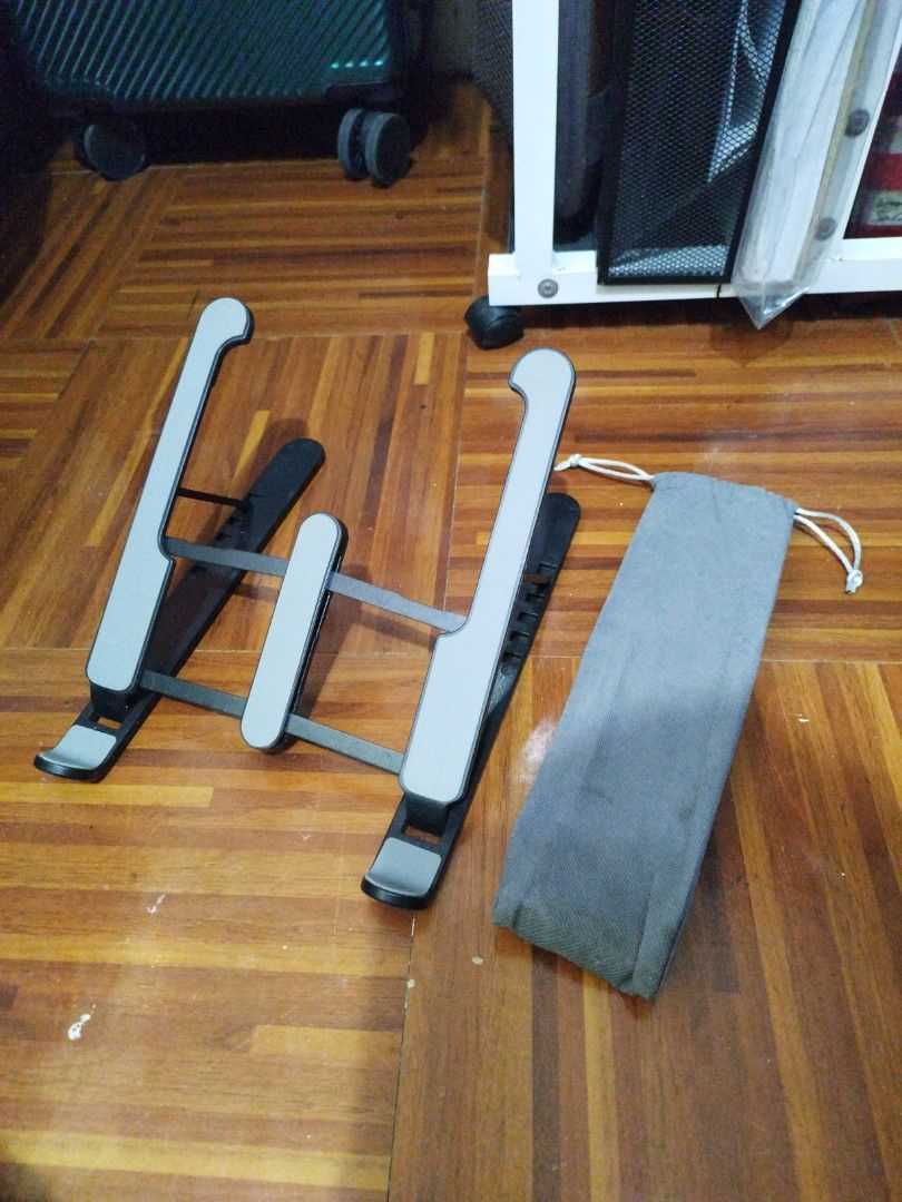 Black Laptop Stand (Category: Laptop Bags & Sleeves) located in Las Pinas. Submitted by markmanship05 (Listing ID 1264637405, Image 3). Description: Black laptop stand with pouch. Likely new! RFS: No long using. Decluttering.