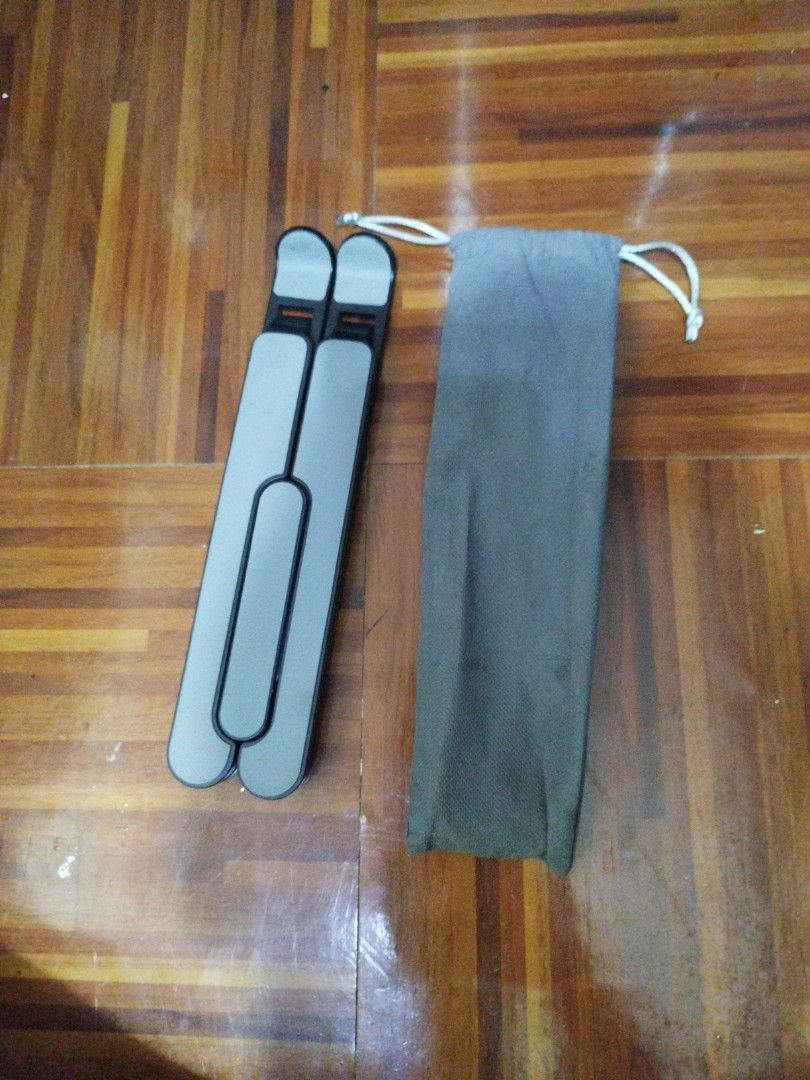 Black Laptop Stand (Category: Laptop Bags & Sleeves) located in Las Pinas. Submitted by markmanship05 (Listing ID 1264637405, Image 2). Description: Black laptop stand with pouch. Likely new! RFS: No long using. Decluttering.