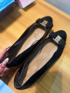 Ferragamo bow pump