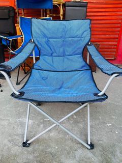 FOLDABLE CAMPING CHAIR IN GOOD CONDITION  SIZE 23L x 25W x 18H inches Sh-18H Armrest-23W