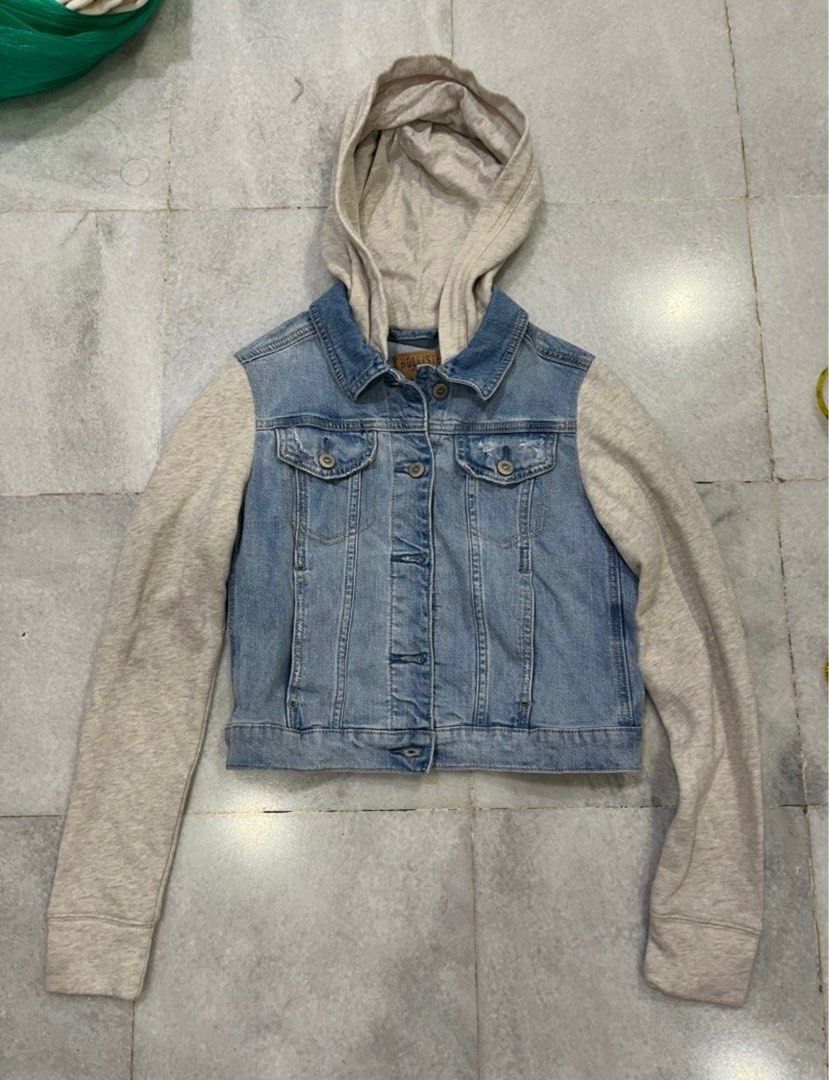 Small Hollister denim jean jacket with grey hoodie/ grey sleeves | Denim  jacket outfit, Blue denim jacket outfit, Blue denim jacket