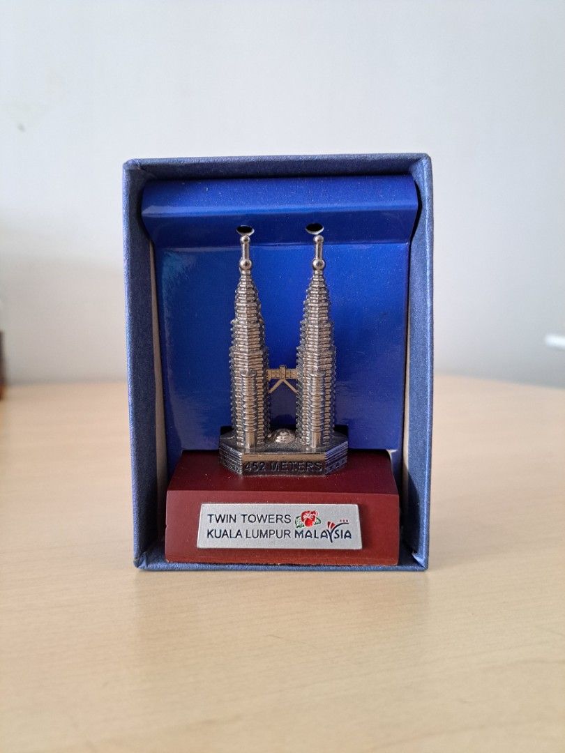 KLCC Petronas Twin Towers Asia Metal Souvenir Decorative Gift, Hobbies
