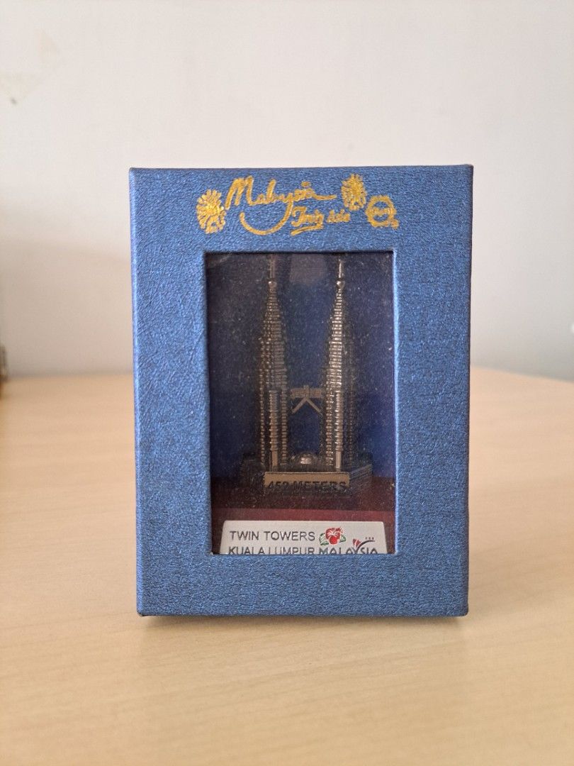KLCC Petronas Twin Towers Asia Metal Souvenir Decorative Gift, Hobbies