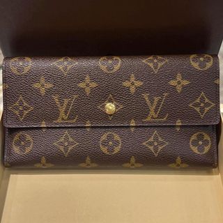 Sale Clearance 👉🏻 Louis Vuitton Double V Compact Wallet, Luxury, Bags &  Wallets on Carousell