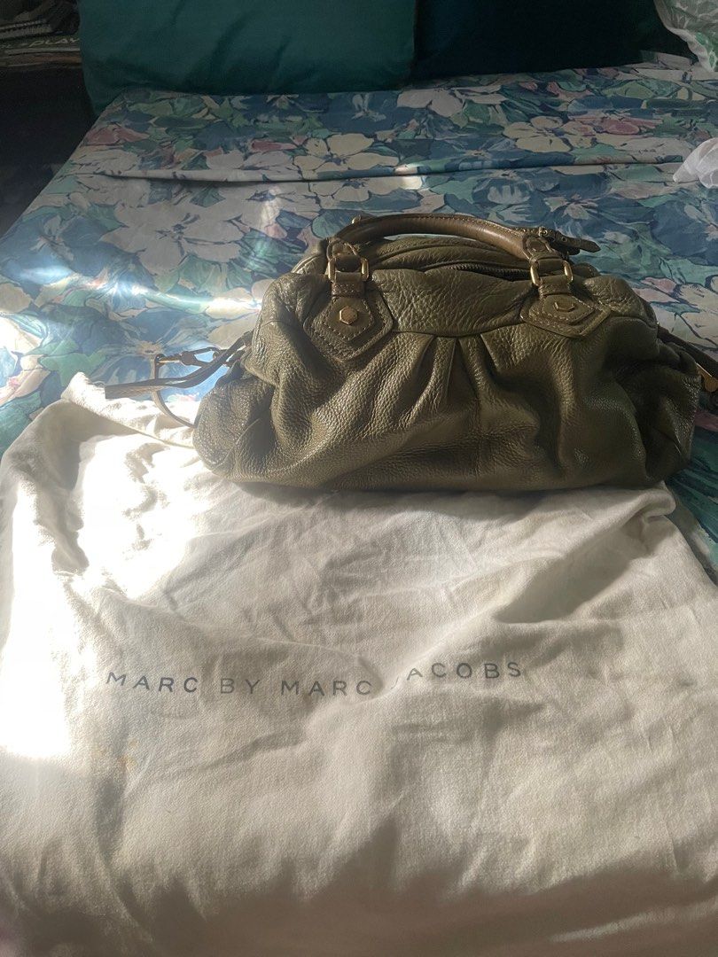 Marc Jacobs Satchel Bag (Category: Luxury Bags & Wallets) located in Pasay City. Submitted by declutteringhousewife (Listing ID 1264712244, Image 1). Description: Marc Jacobs Classic Q Baby Groovee olive green Pebble Leather Satchel Handbag Purse.