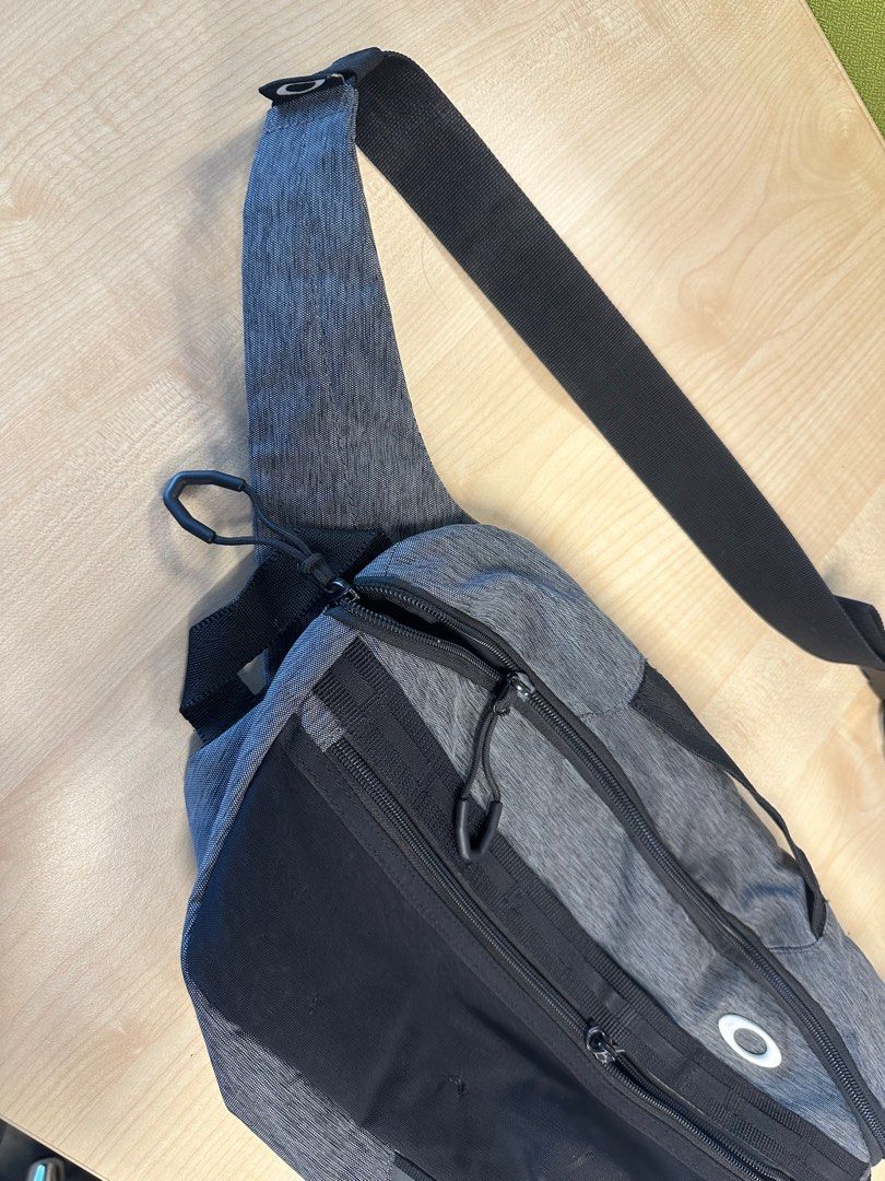 Oakley Sling Pouch Bag