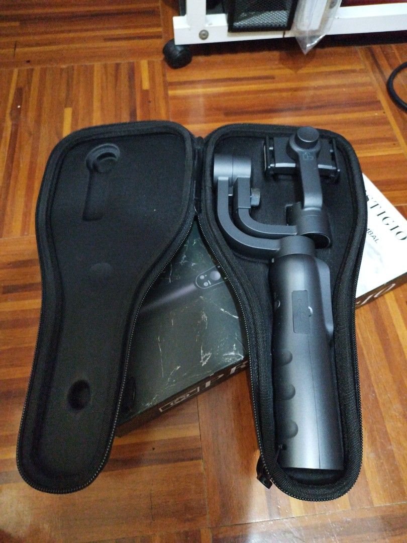 Prestigio 3-axis handheld for smartphones (with hard case) (Category: Gimbals & Stabilizers ) located in Las Pinas. Submitted by markmanship05 (Listing ID 1264636625, Image 3). Description: Prestigio 3-axis handheld gimbal for smartphones (hard case included) Gimbal adjustment knob has slighty flaws (check photo) but still workable RFS: No longer using.