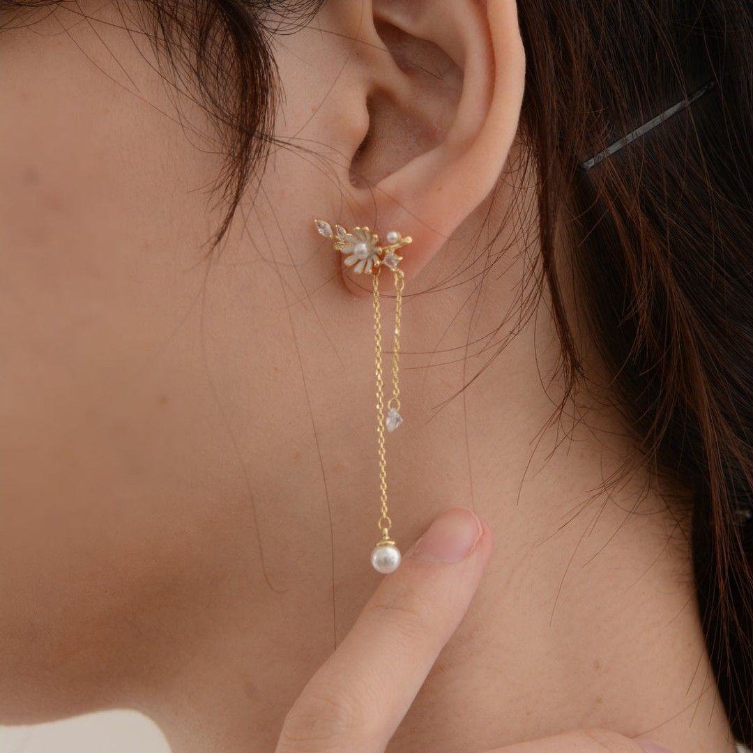 Gold earrings top with ear chain