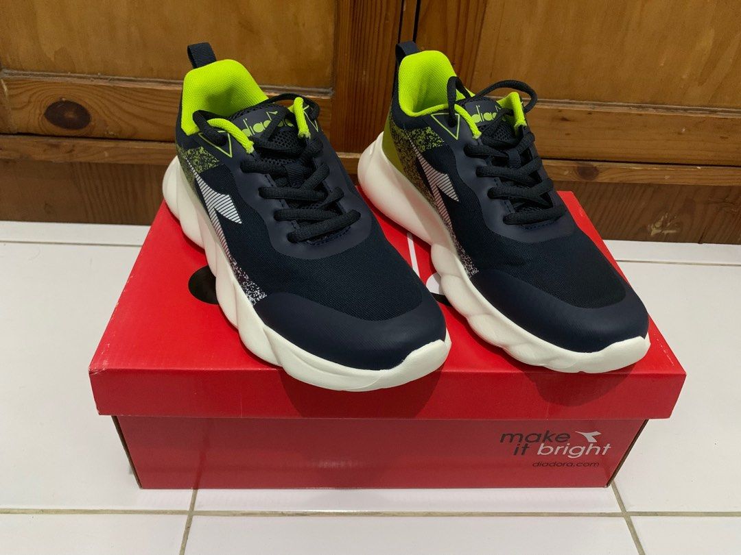 Sepatu sales running diadora