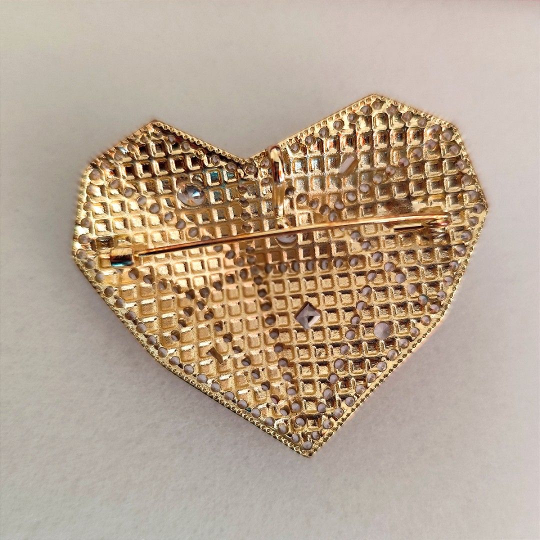 Shiny heart brooch with stones pearl green red gold