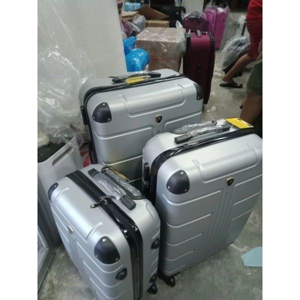 Simple traveler luggage medium size 24" (Category: Luggage) located in Makati City. Submitted by spriteblue (Listing ID 1264331266, Image 3). Description: 24" traveler luggage different colors inquire for faster transaction.