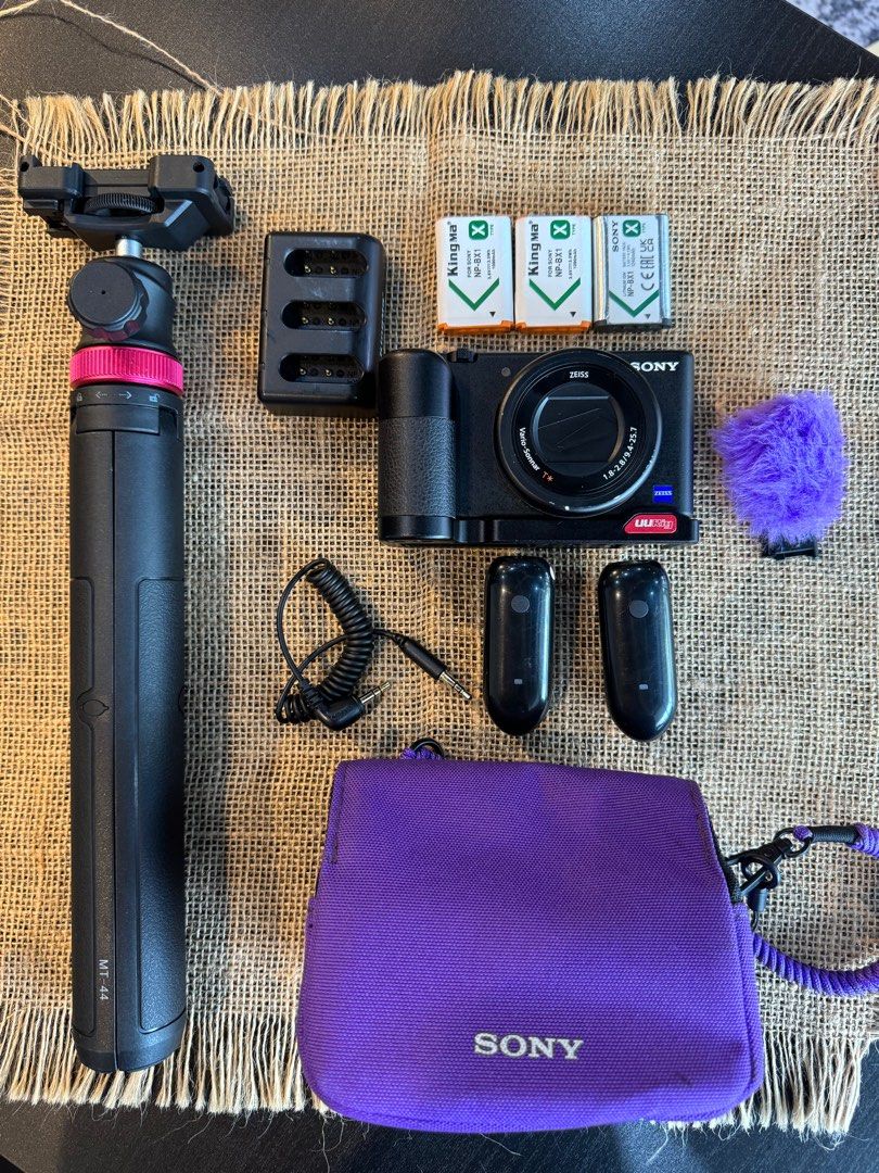 Sony ZV1 Digital Camera Free Wireless Mic + Tripod, Photography
