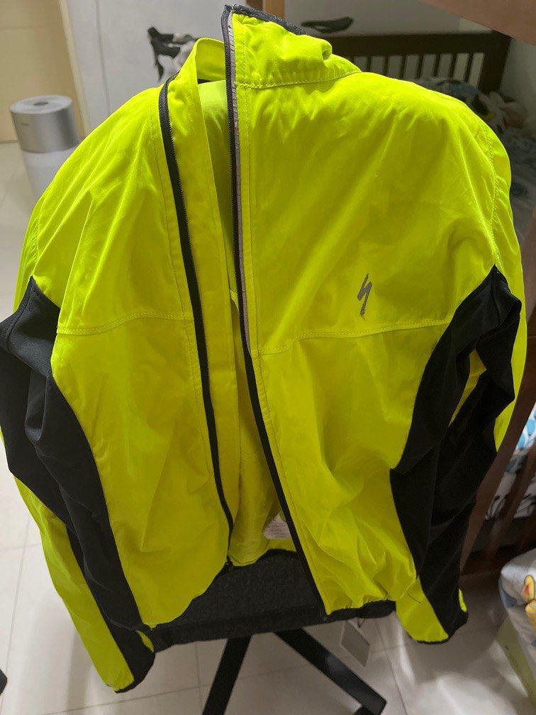 Specialized windbreaker/jacket (Category: Activewear) located in Singapore. Submitted by umycupoftea (Listing ID 1264755975, Image 1). Description: .