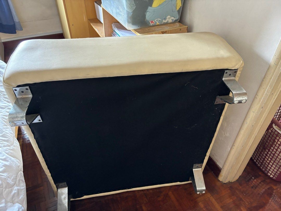3 outlet feet stool